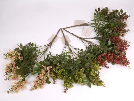 Žydintis žalumos krūmelis